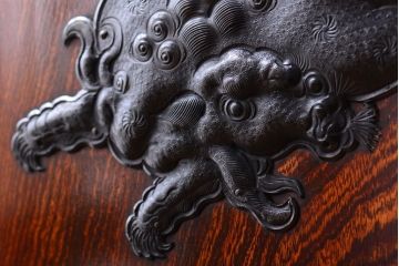 中古　工芸品　漆塗りと手打ち金具が美しいモダンな仙台箪笥