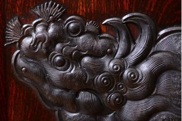 中古　工芸品　漆塗りと手打ち金具が美しいモダンな仙台箪笥