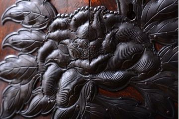 中古　工芸品　漆塗りと手打ち金具が美しいモダンな仙台箪笥