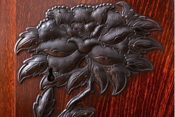 中古　工芸品　漆塗りと手打ち金具が美しいモダンな仙台箪笥