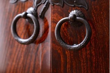 中古　工芸品　漆塗りと手打ち金具が美しいモダンな仙台箪笥