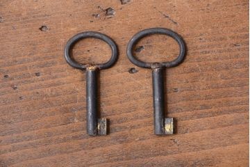 中古　工芸品　漆塗りと手打ち金具が美しいモダンな仙台箪笥