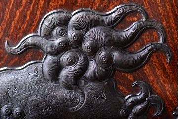 中古　工芸品　漆塗りと手打ち金具が美しいモダンな仙台箪笥