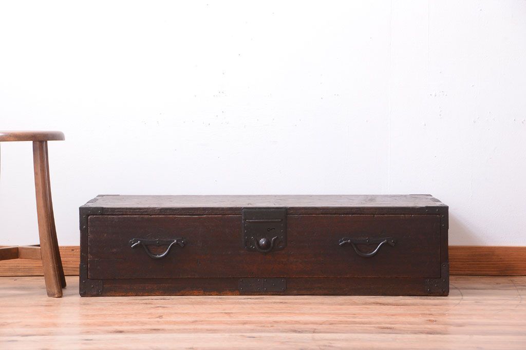 アンティーク家具　古民具・骨董　古い木製のアンティーク衣装箪笥(引き出しローボード)