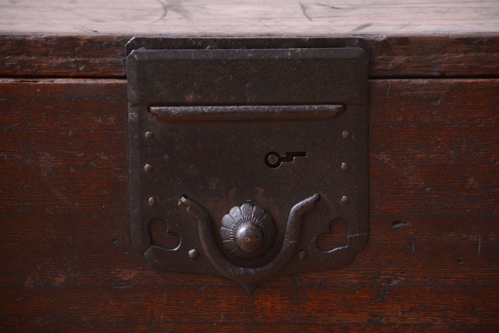 アンティーク家具　古民具・骨董　古い木製のアンティーク衣装箪笥(引き出しローボード)