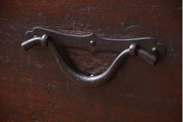 アンティーク家具　古民具・骨董　古い木製のアンティーク衣装箪笥(引き出しローボード)