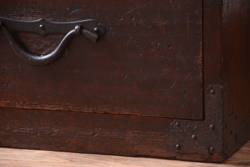 アンティーク家具　古民具・骨董　古い木製のアンティーク衣装箪笥(引き出しローボード)