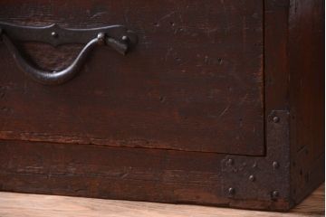 アンティーク家具　古民具・骨董　古い木製のアンティーク衣装箪笥(引き出しローボード)