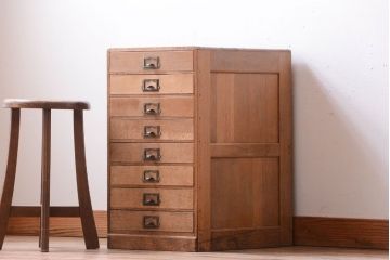 レトロ家具　昭和レトロ　ネームプレート取っ手付き!ナラ材の8杯小引き出し