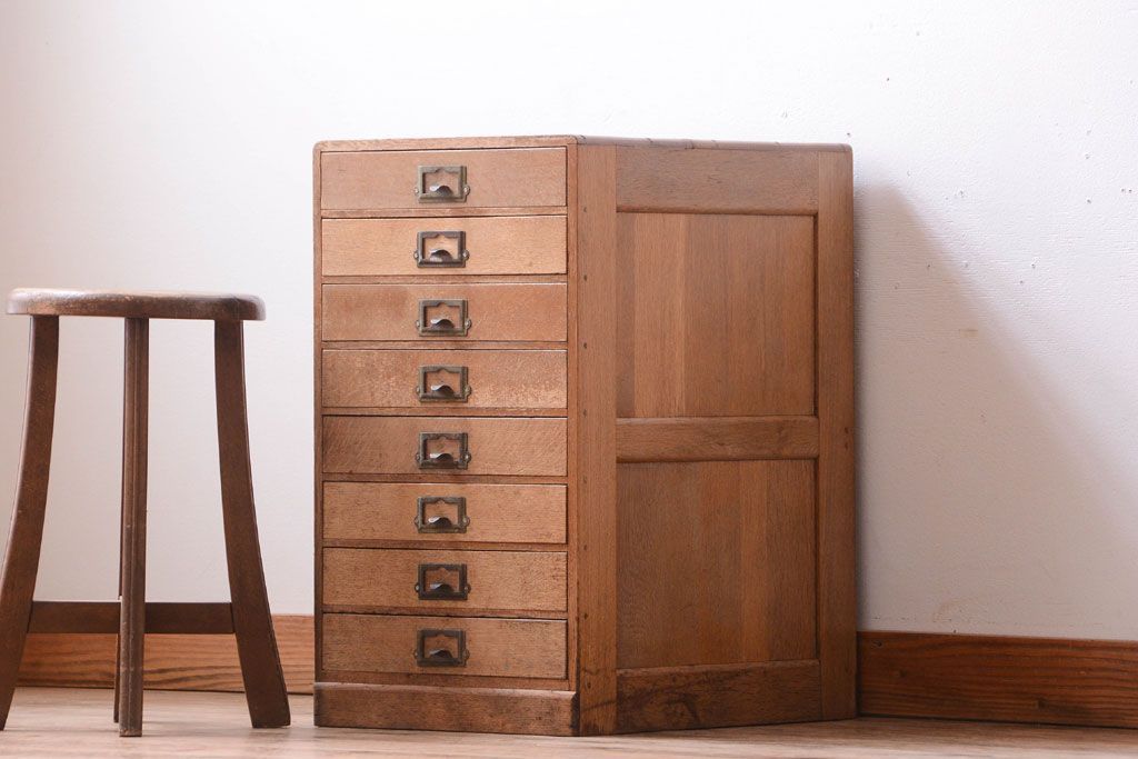 レトロ家具　昭和レトロ　ネームプレート取っ手付き!ナラ材の8杯小引き出し