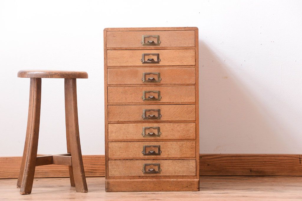 レトロ家具　昭和レトロ　ネームプレート取っ手付き!ナラ材の8杯小引き出し