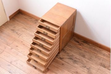 レトロ家具　昭和レトロ　ネームプレート取っ手付き!ナラ材の8杯小引き出し