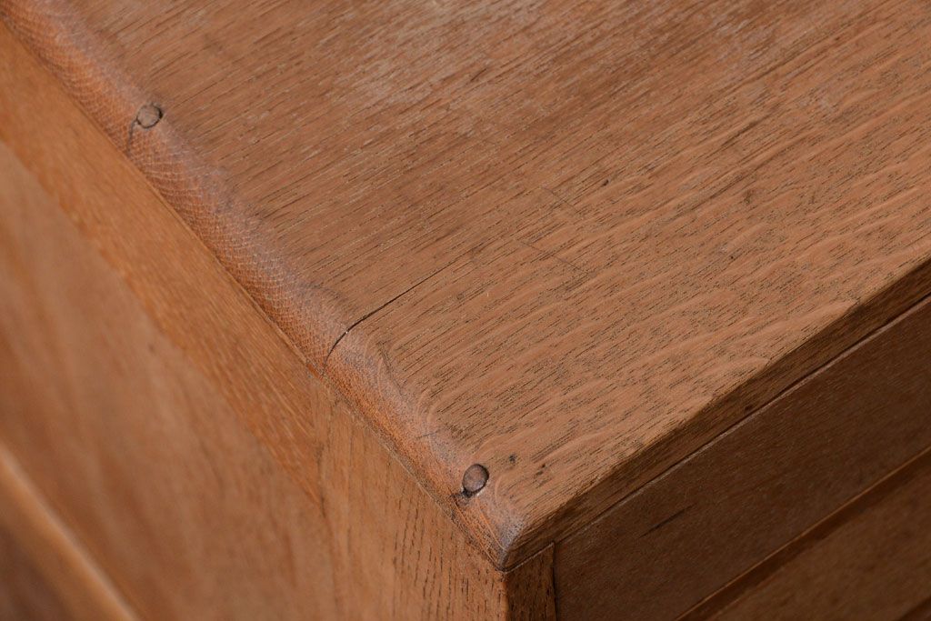 レトロ家具　昭和レトロ　ネームプレート取っ手付き!ナラ材の8杯小引き出し