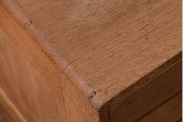 レトロ家具　昭和レトロ　ネームプレート取っ手付き!ナラ材の8杯小引き出し