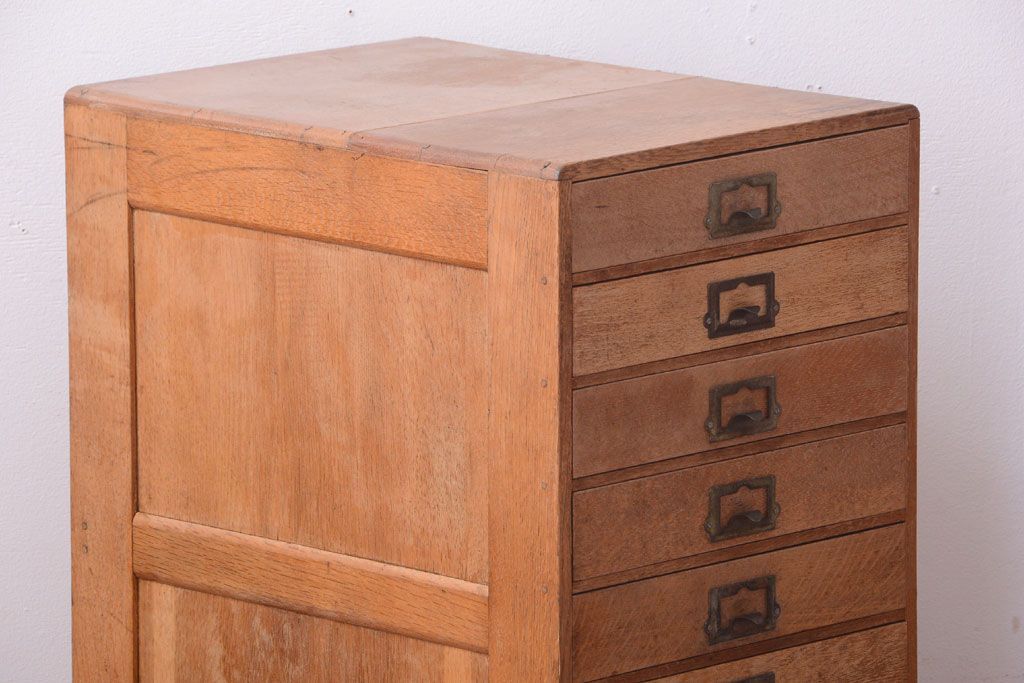 レトロ家具　昭和レトロ　ネームプレート取っ手付き!ナラ材の8杯小引き出し