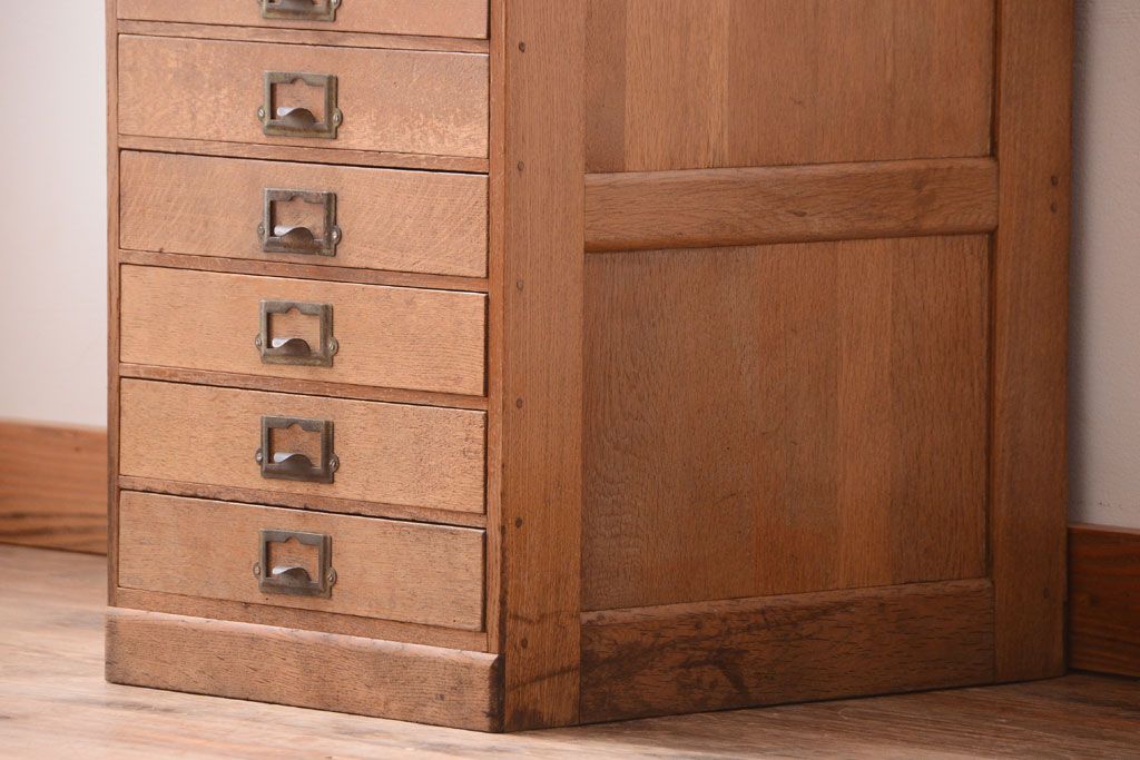 レトロ家具　昭和レトロ　ネームプレート取っ手付き!ナラ材の8杯小引き出し
