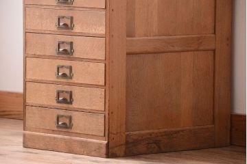 レトロ家具　昭和レトロ　ネームプレート取っ手付き!ナラ材の8杯小引き出し