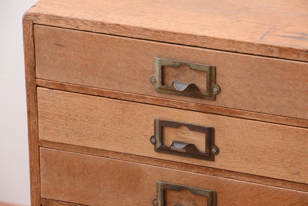 レトロ家具　昭和レトロ　ネームプレート取っ手付き!ナラ材の8杯小引き出し