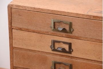 レトロ家具　昭和レトロ　ネームプレート取っ手付き!ナラ材の8杯小引き出し