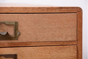 レトロ家具　昭和レトロ　ネームプレート取っ手付き!ナラ材の8杯小引き出し