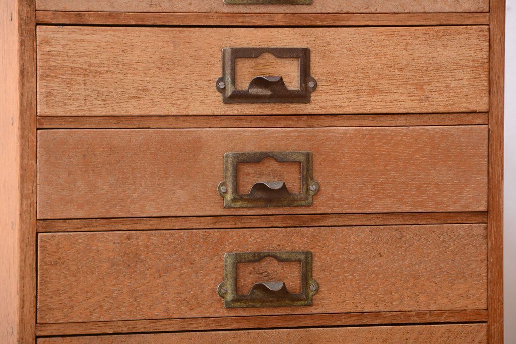 レトロ家具　昭和レトロ　ネームプレート取っ手付き!ナラ材の8杯小引き出し