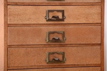 レトロ家具　昭和レトロ　ネームプレート取っ手付き!ナラ材の8杯小引き出し