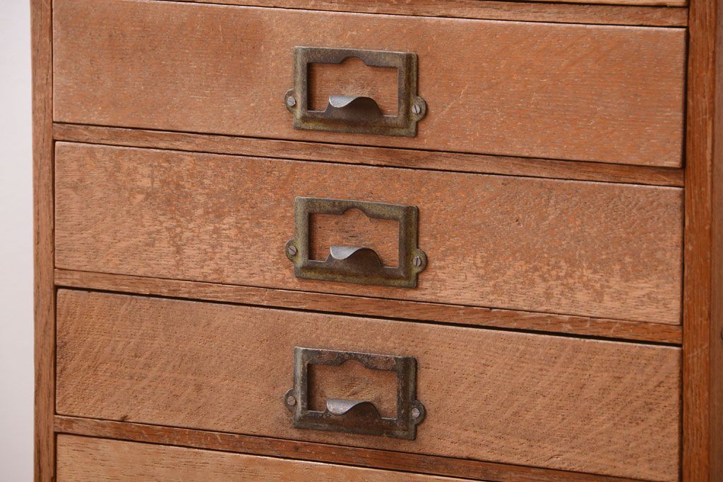 レトロ家具　昭和レトロ　ネームプレート取っ手付き!ナラ材の8杯小引き出し