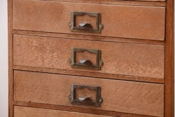 レトロ家具　昭和レトロ　ネームプレート取っ手付き!ナラ材の8杯小引き出し