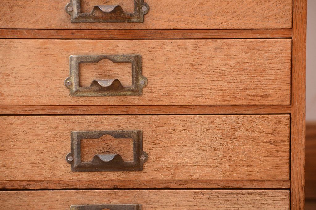 レトロ家具　昭和レトロ　ネームプレート取っ手付き!ナラ材の8杯小引き出し