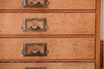 レトロ家具　昭和レトロ　ネームプレート取っ手付き!ナラ材の8杯小引き出し