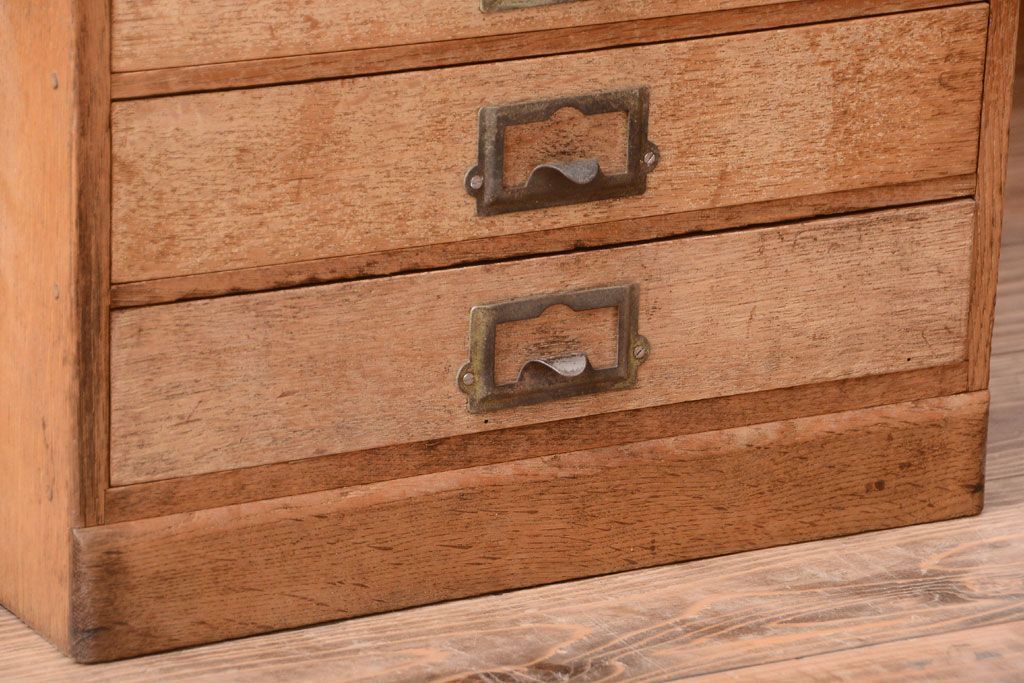 レトロ家具　昭和レトロ　ネームプレート取っ手付き!ナラ材の8杯小引き出し