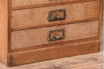 レトロ家具　昭和レトロ　ネームプレート取っ手付き!ナラ材の8杯小引き出し