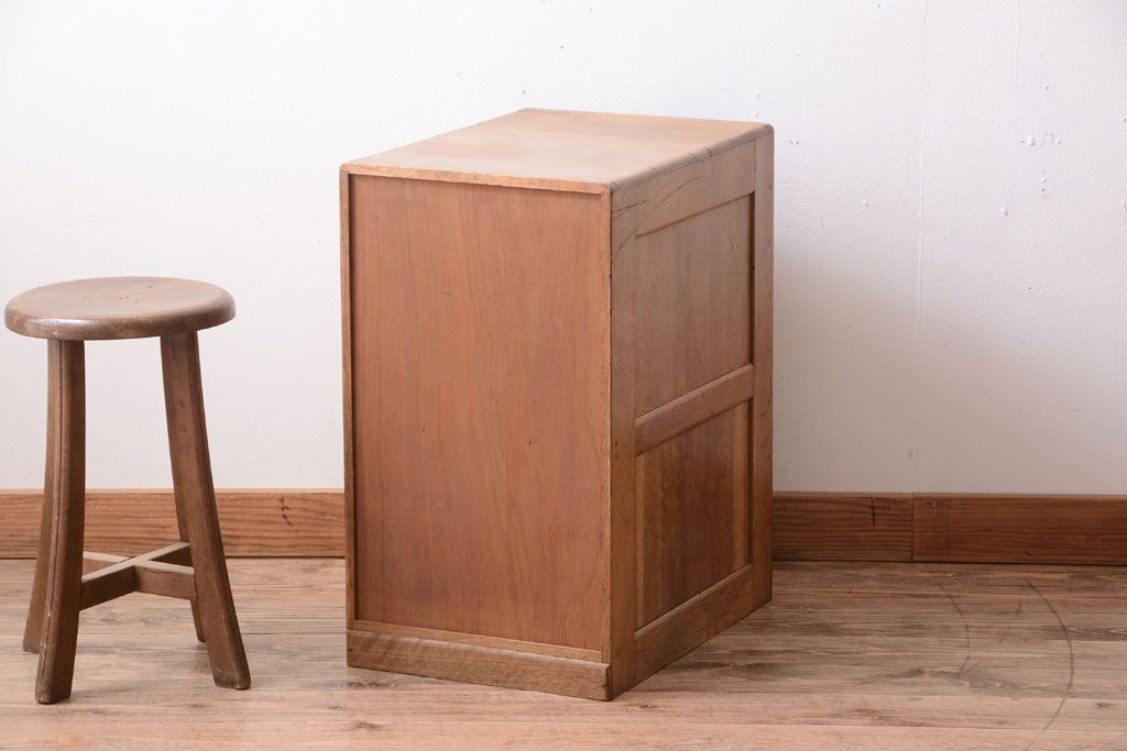 レトロ家具　昭和レトロ　ネームプレート取っ手付き!ナラ材の8杯小引き出し