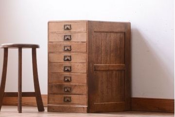 レトロ家具　昭和レトロ　ネームプレート取っ手付き!ナラ材の8杯小引き出し(2)