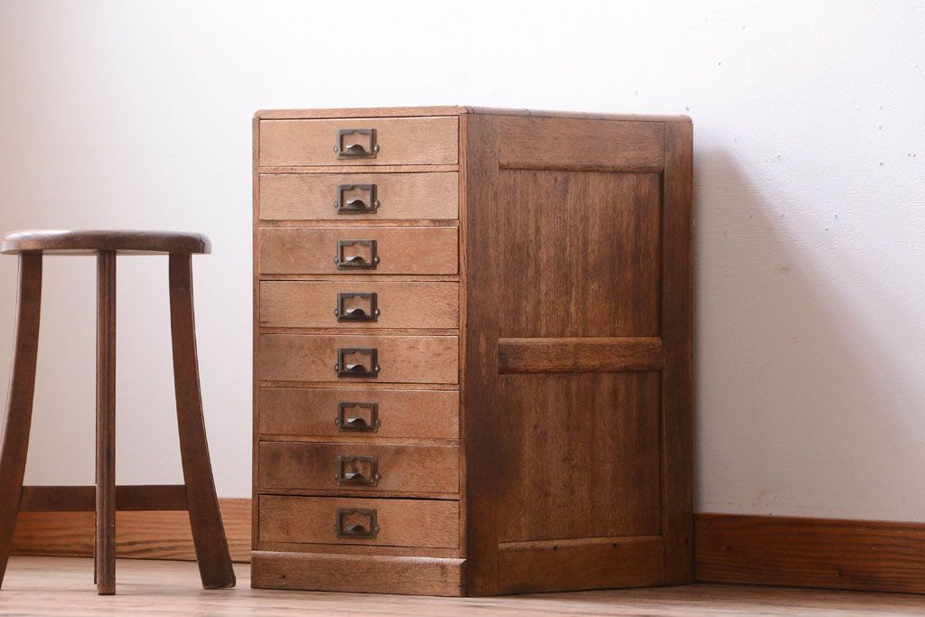 レトロ家具　昭和レトロ　ネームプレート取っ手付き!ナラ材の8杯小引き出し(2)
