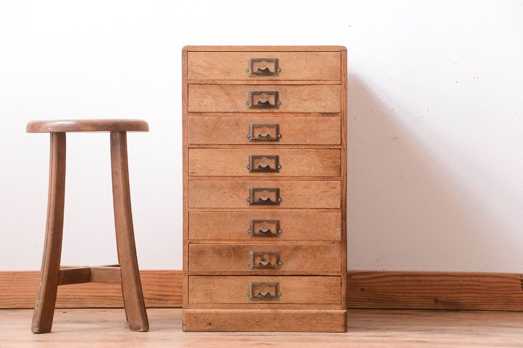 レトロ家具　昭和レトロ　ネームプレート取っ手付き!ナラ材の8杯小引き出し(2)