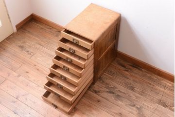 レトロ家具　昭和レトロ　ネームプレート取っ手付き!ナラ材の8杯小引き出し(2)