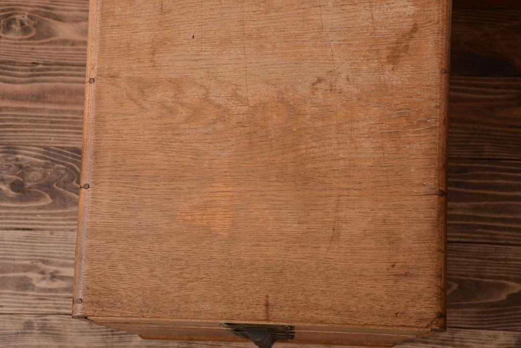 レトロ家具　昭和レトロ　ネームプレート取っ手付き!ナラ材の8杯小引き出し(2)