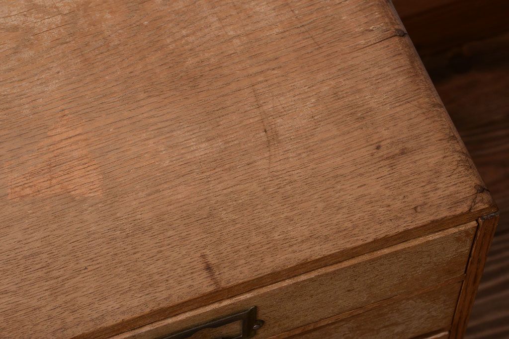レトロ家具　昭和レトロ　ネームプレート取っ手付き!ナラ材の8杯小引き出し(2)