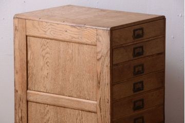レトロ家具　昭和レトロ　ネームプレート取っ手付き!ナラ材の8杯小引き出し(2)