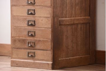 レトロ家具　昭和レトロ　ネームプレート取っ手付き!ナラ材の8杯小引き出し(2)