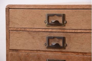 レトロ家具　昭和レトロ　ネームプレート取っ手付き!ナラ材の8杯小引き出し(2)