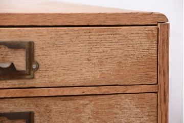 レトロ家具　昭和レトロ　ネームプレート取っ手付き!ナラ材の8杯小引き出し(2)