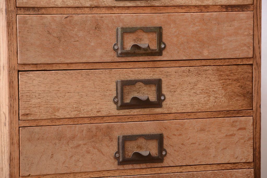 レトロ家具　昭和レトロ　ネームプレート取っ手付き!ナラ材の8杯小引き出し(2)