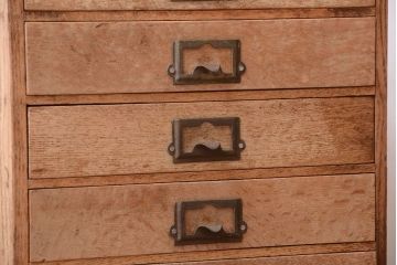レトロ家具　昭和レトロ　ネームプレート取っ手付き!ナラ材の8杯小引き出し(2)