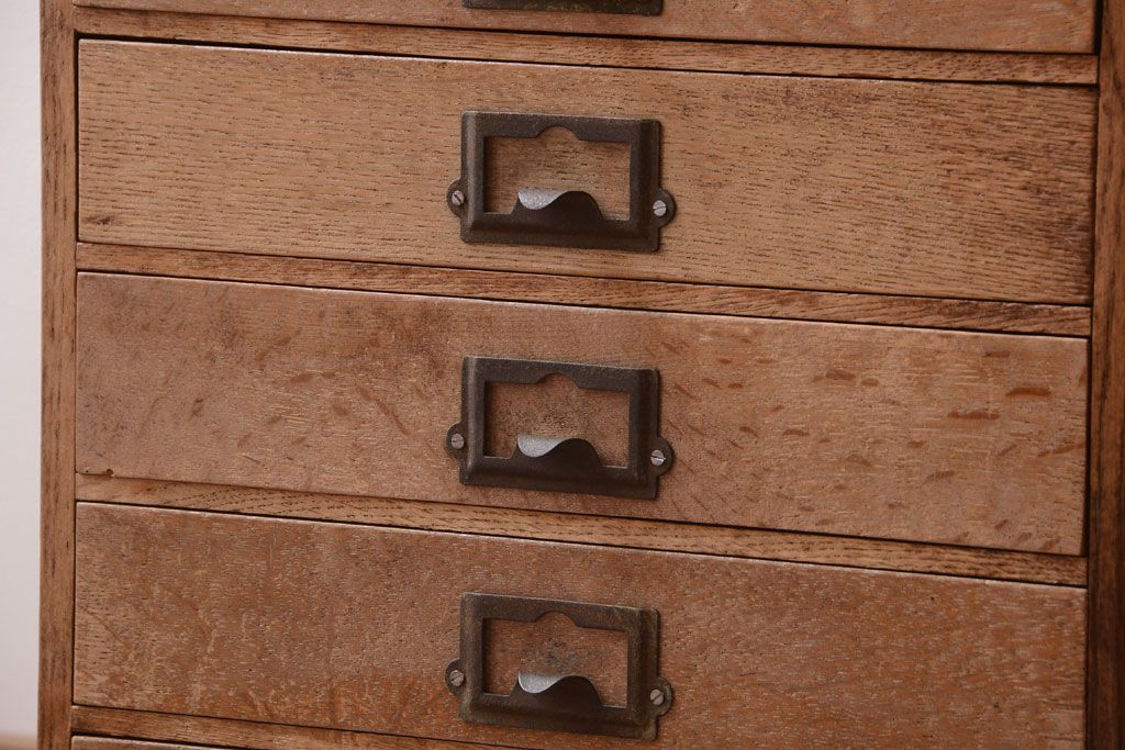 レトロ家具　昭和レトロ　ネームプレート取っ手付き!ナラ材の8杯小引き出し(2)