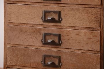 レトロ家具　昭和レトロ　ネームプレート取っ手付き!ナラ材の8杯小引き出し(2)