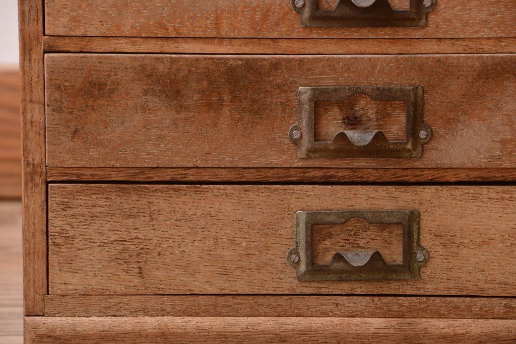 レトロ家具　昭和レトロ　ネームプレート取っ手付き!ナラ材の8杯小引き出し(2)