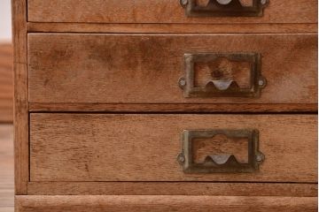 レトロ家具　昭和レトロ　ネームプレート取っ手付き!ナラ材の8杯小引き出し(2)