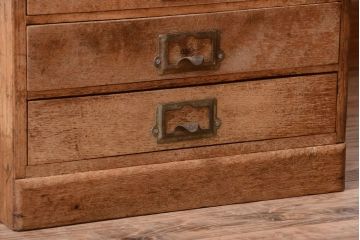 レトロ家具　昭和レトロ　ネームプレート取っ手付き!ナラ材の8杯小引き出し(2)
